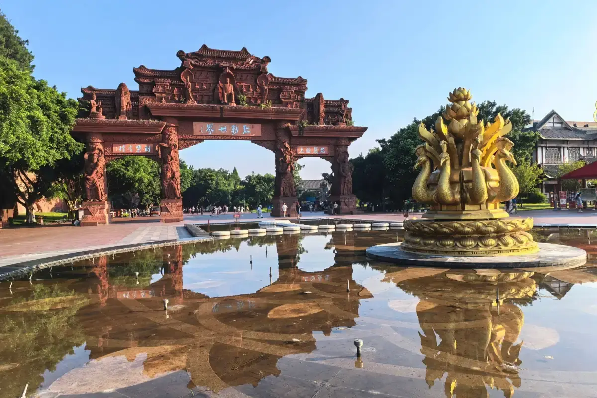 Tượng Phật bên dòng sông và cầu