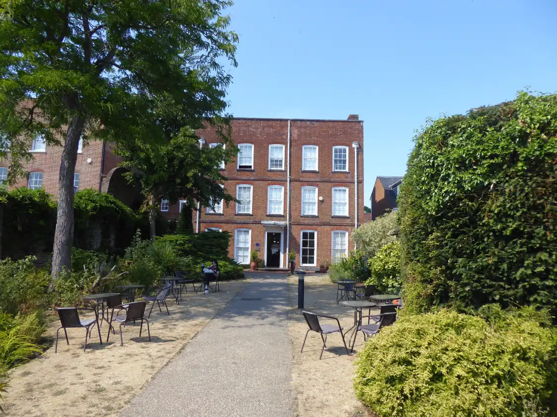 Hotel dekat Museum of Farnham