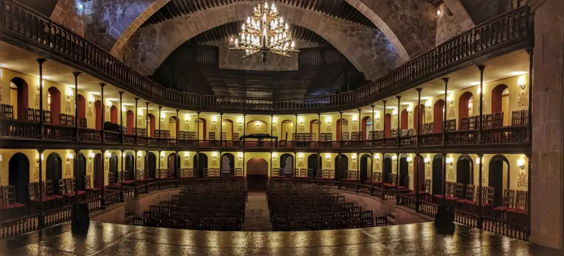 Отели рядом с достопримечательностью «Teatro Hinojosa»