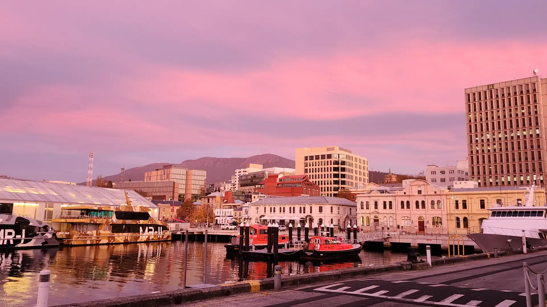Hotels near Elizabeth Street Pier