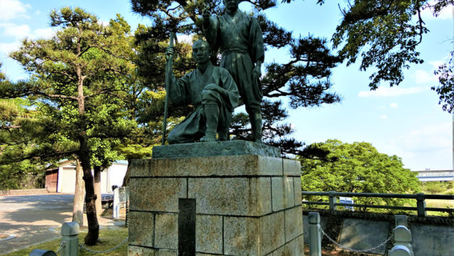 Statues of the Tamagawa Brothers
