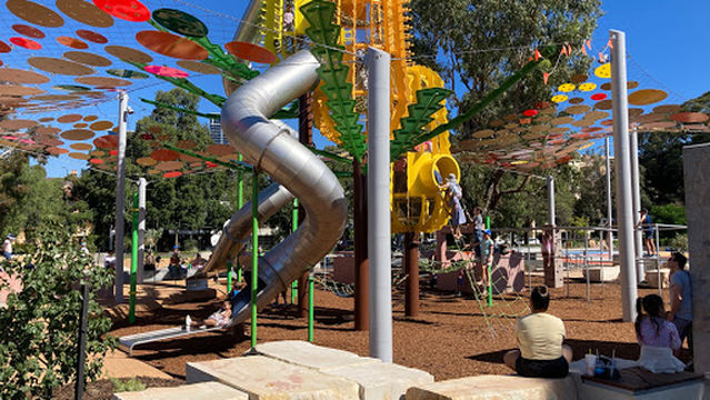 Moort-ak Waadiny / Wellington Square