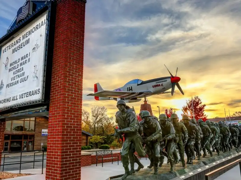 Hotels near Veterans Memorial Museum