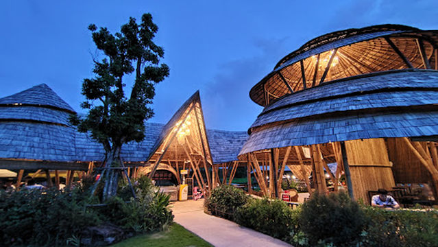 Field Buster Johnny Farmstay