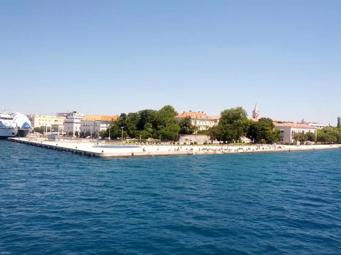 Hotels near The Greeting to the Sun