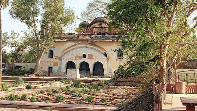 Safed Mahal, Weir