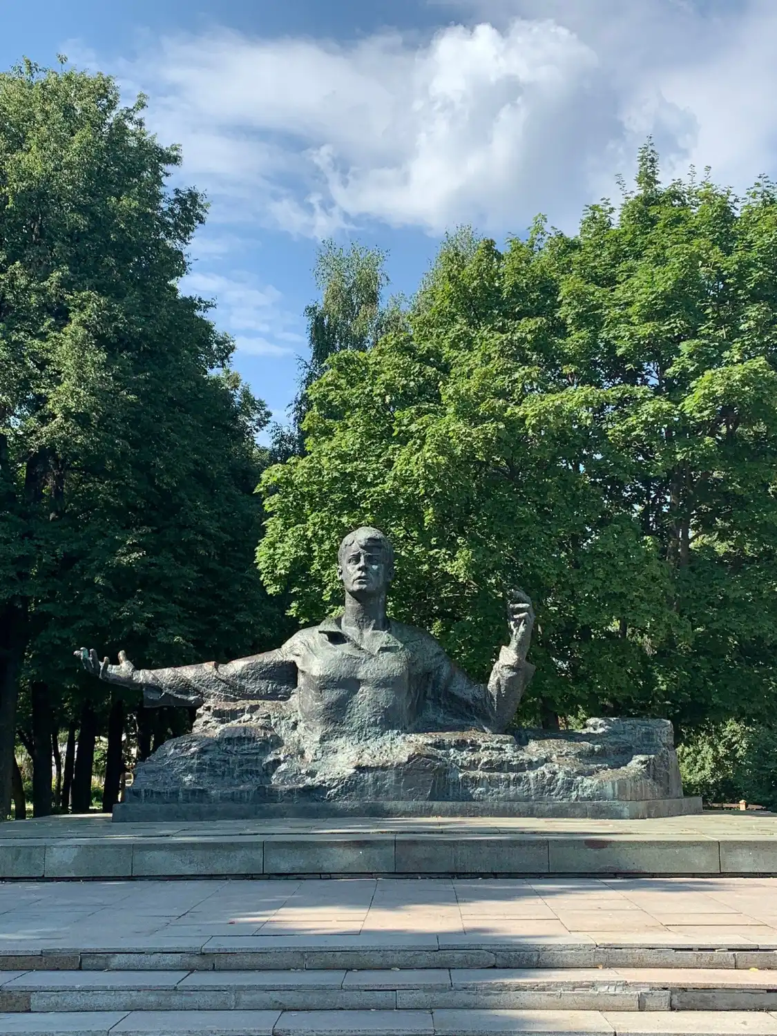 Hotels near Sergey Yesenin Monument