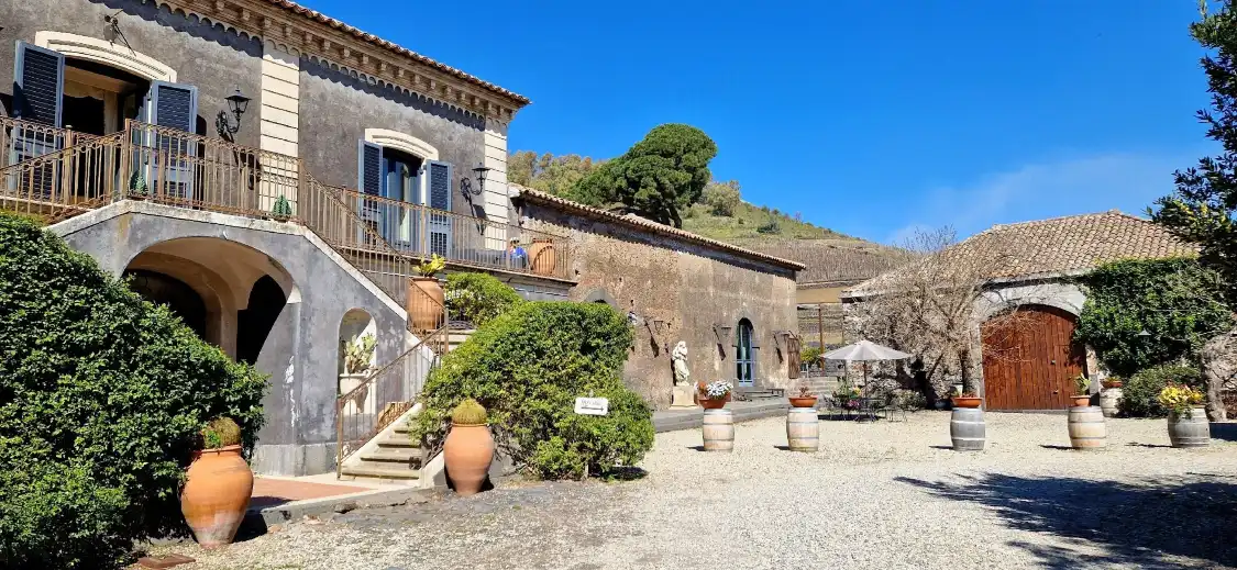 Hotel in zona Benanti Viticoltori - Tenuta Monte Serra - accoglienza enoturistica su prenotazione