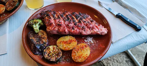 Bar restaurante zona de acampada Los Botijos.