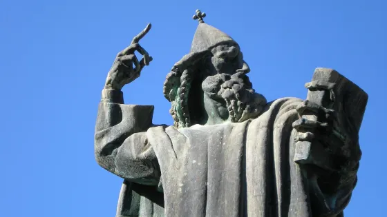 Grgur Ninski Statue