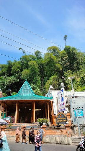 Makam Kyai Raden Santri