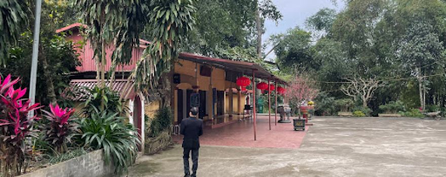 Đền Bà Áo Trăng