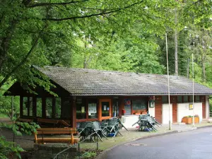 Kartsteinfelsen mit Kakushöhle
