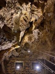 Szemlő Mountain Cave