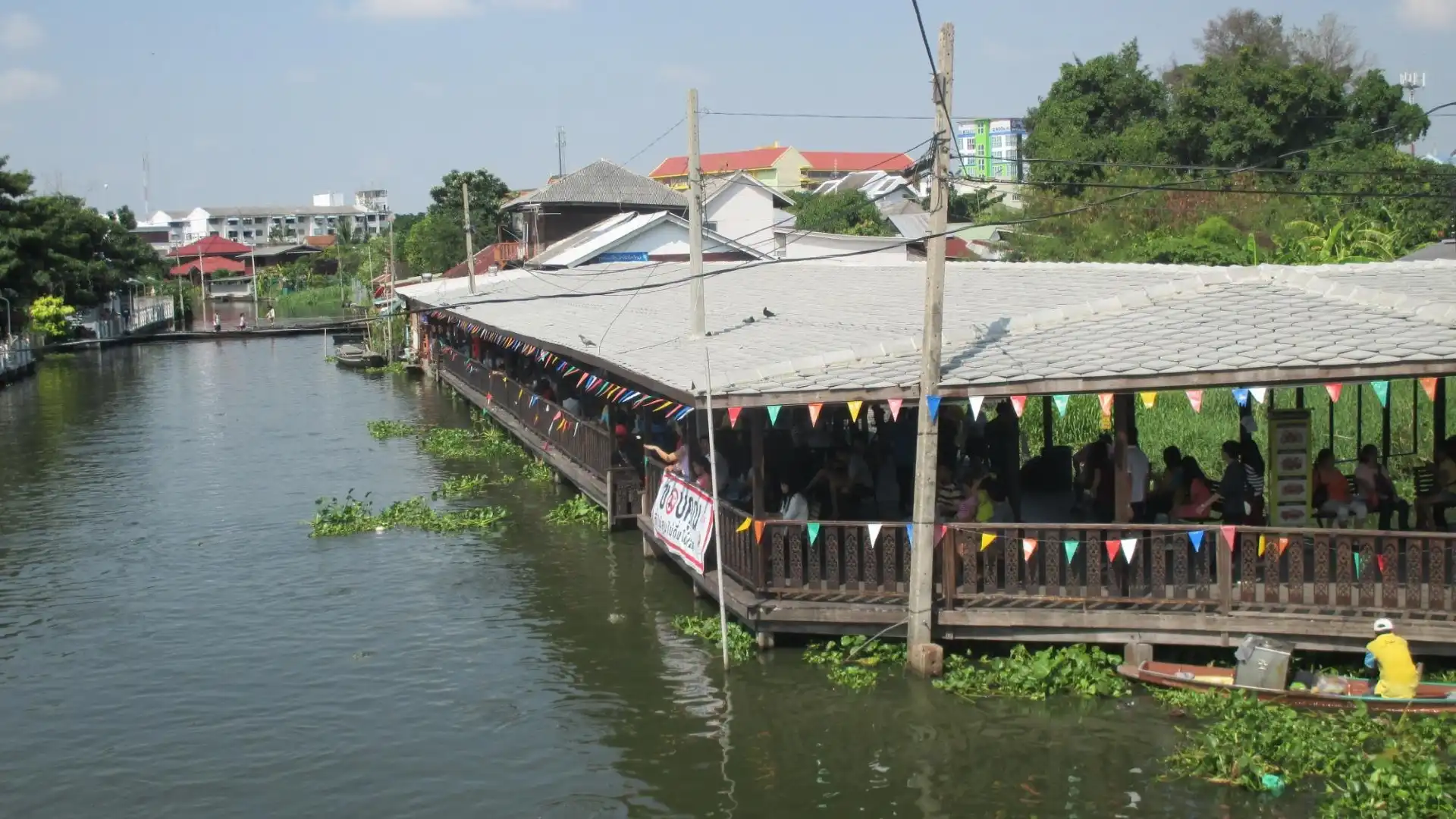 โรงแรมใกล้ร้านบ้านตลาดน้ำ