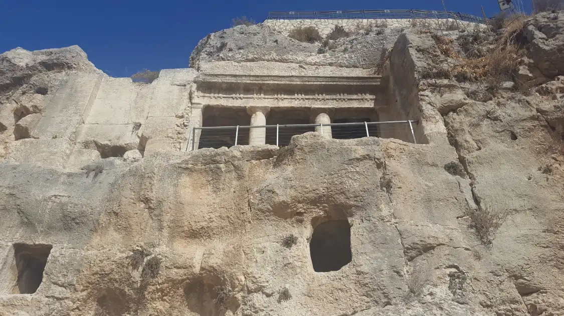 Hotels near Benei Hezir Tomb