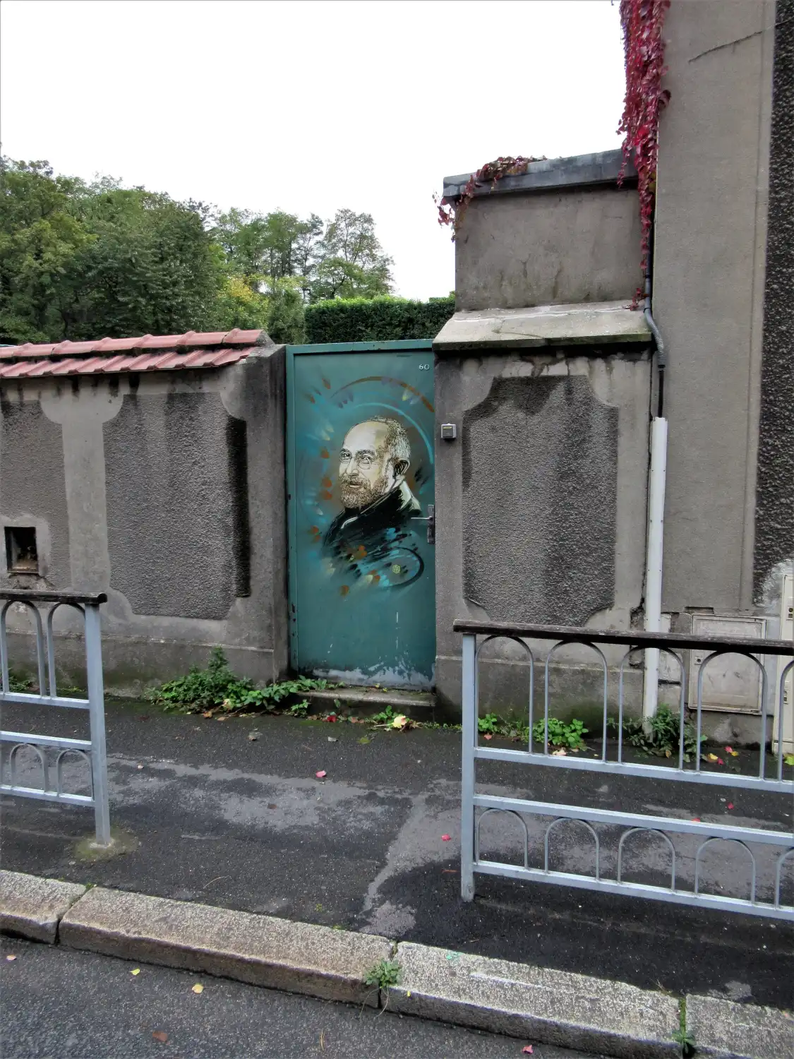 Hotels near Fresque "Eric Satie"