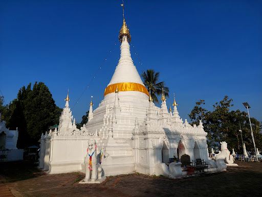 Phraya Singhanatracha Monument