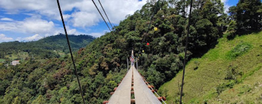 Puente Colgante Tibetano Nuboso