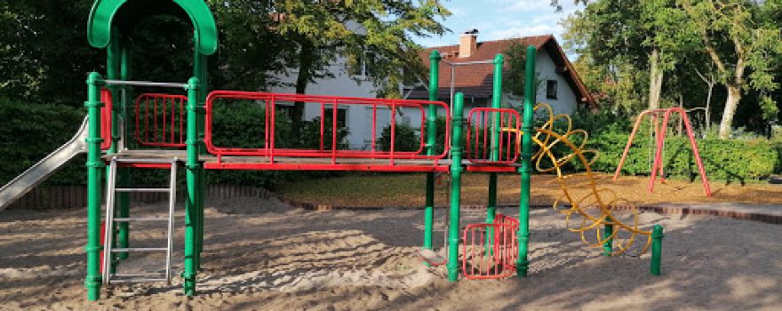 Spielplatz mit Schaukeln und Rutsche K.-Adenauerstr/Buchenweg