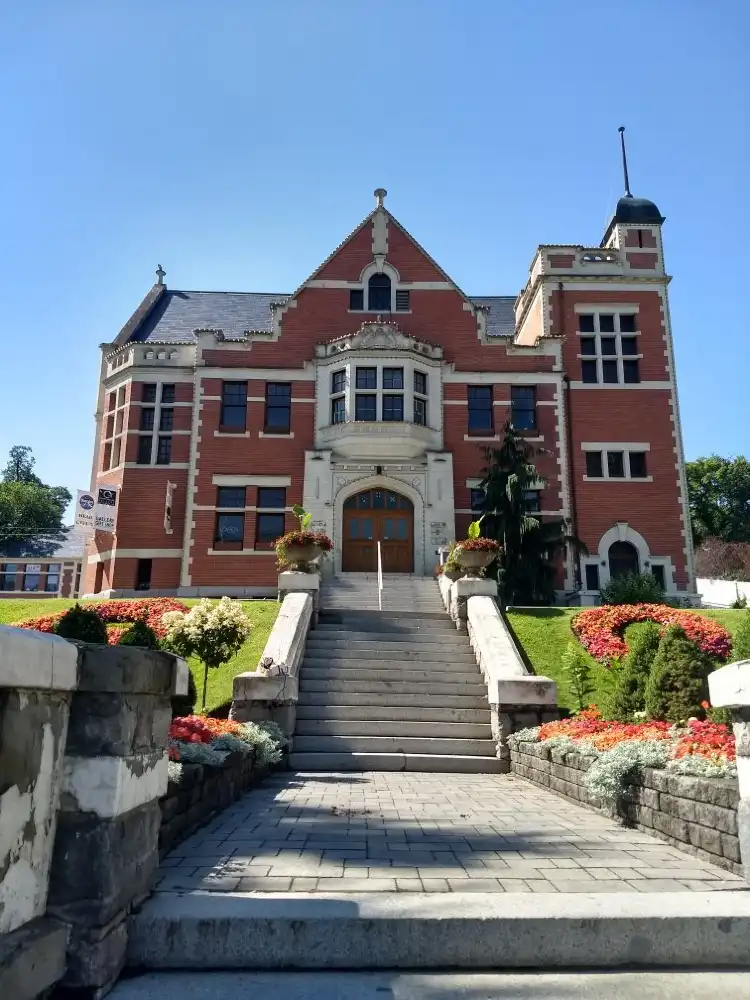 The Old Courthouse Cultural Centre 주변 호텔