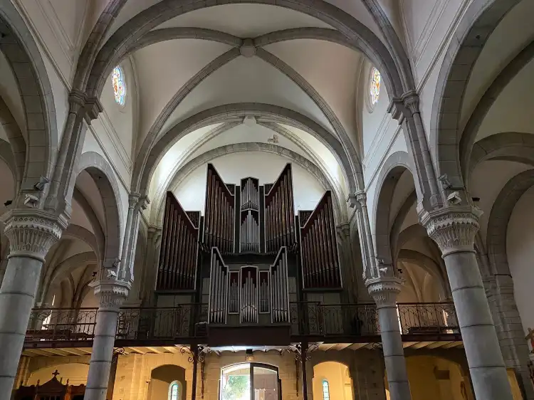 Hotel dekat Eglise Saint-Charles.