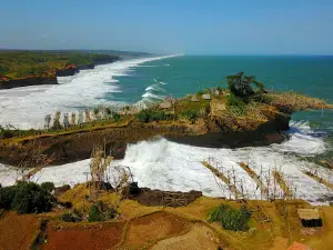 Pantai Karang Bolong