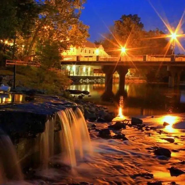 Hotels near Creekside Park