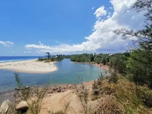 Pantai Badarag Sikuati