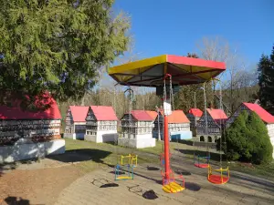 Kindereisenbahn und Miniaturdorf