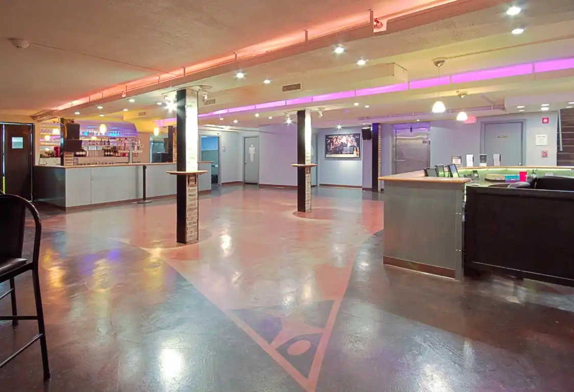 Hotel in zona Improv Asylum