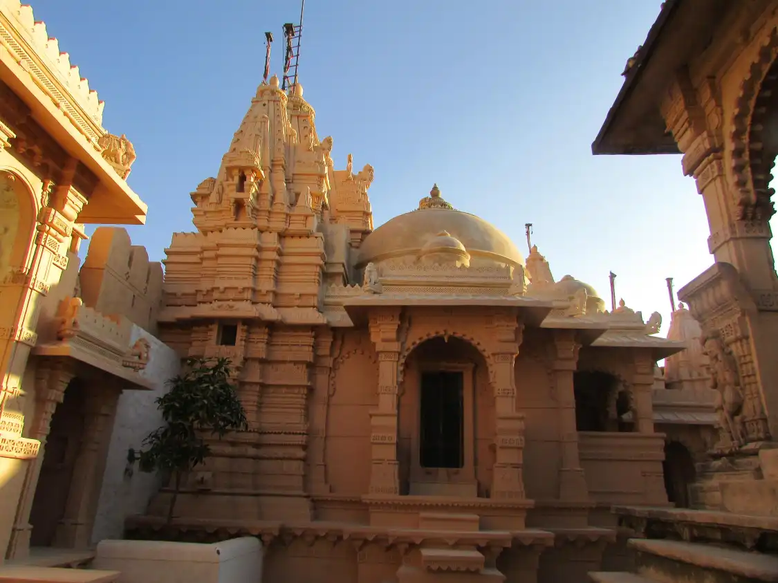 Hotels near Sampriti Raja Temple