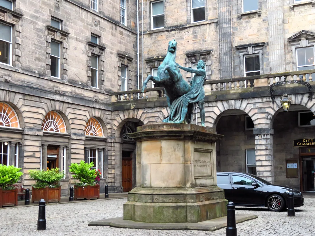 2_Alexander and Bucephalus Statue