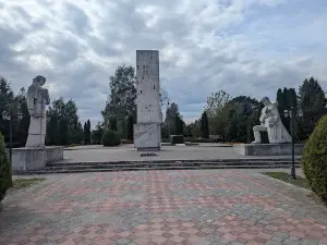 Obelisk Slavy Voyinam, Yaki Zahynuly Pid Chas Druhoyi Svitovoyi Viyny