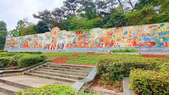 Cổng vào Quảng trường Đền Hùng