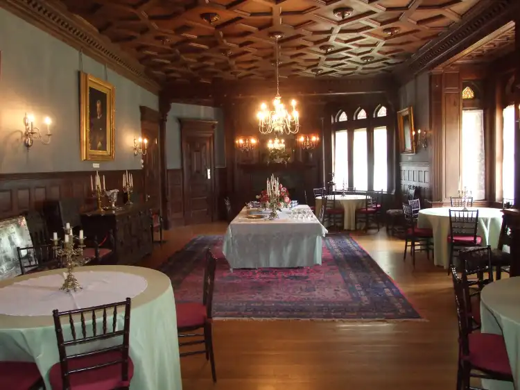 Hotel dekat Ventfort Hall Mansion and Gilded Age Museum