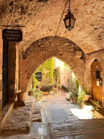 洛克布魯娜馬丁城堡附近的飯店