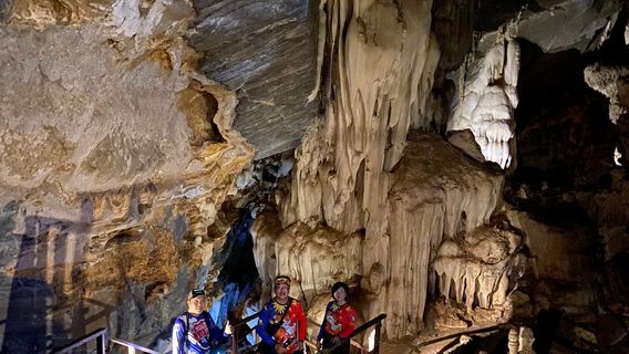 Phu Pha Phet Cave