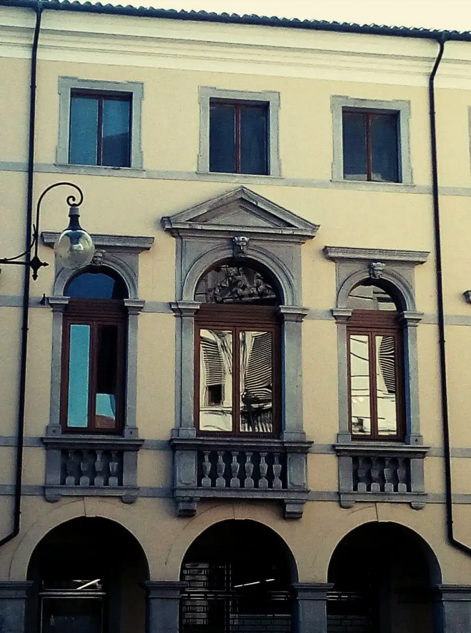 Hotel in zona Palazzo Strassoldo - Salone con affreschi di G. Quaglio (1692)