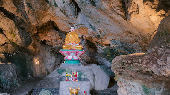 Núi Đá Dựng