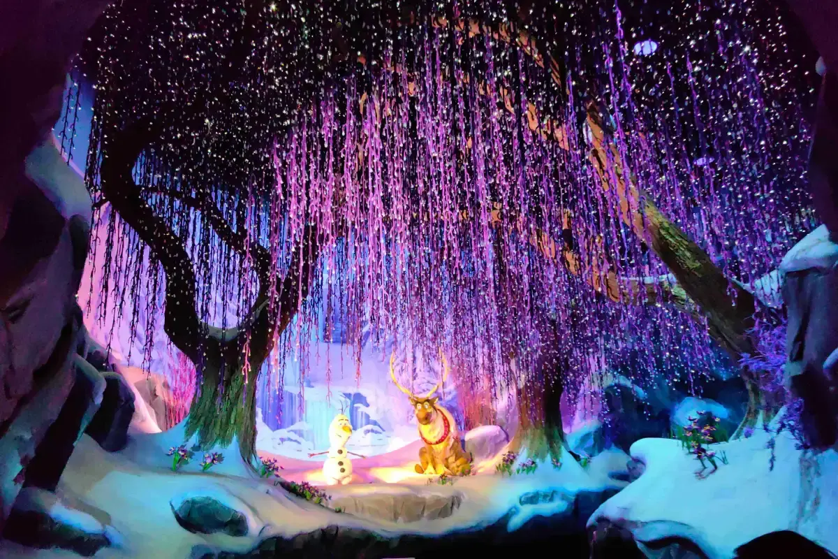 Hong Kong Disneyland Wandering Oaken’s Sliding Sleighs
