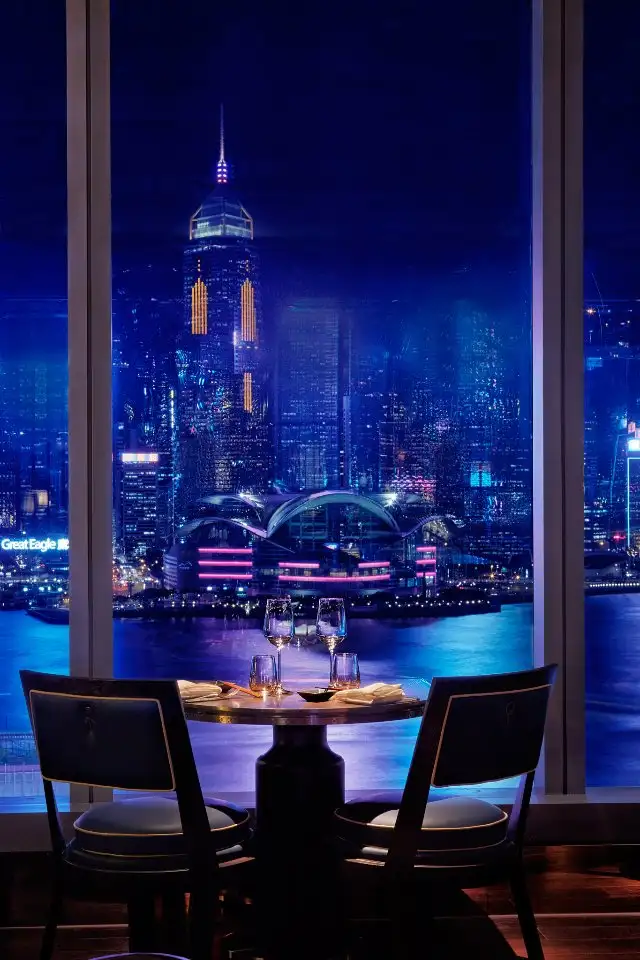 食客可在餐廳飽覽維港美景