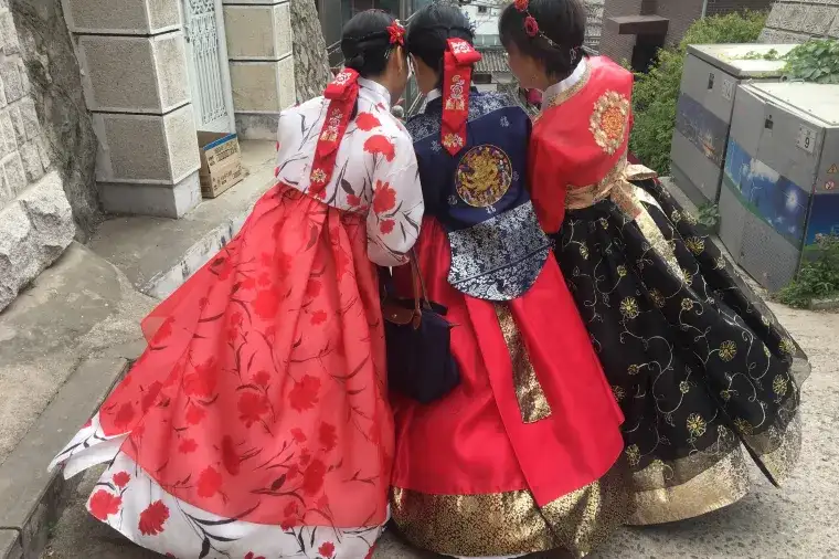 有不同款式的韓服