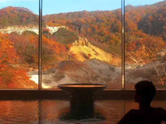 這間日本溫泉酒店能欣賞紅葉