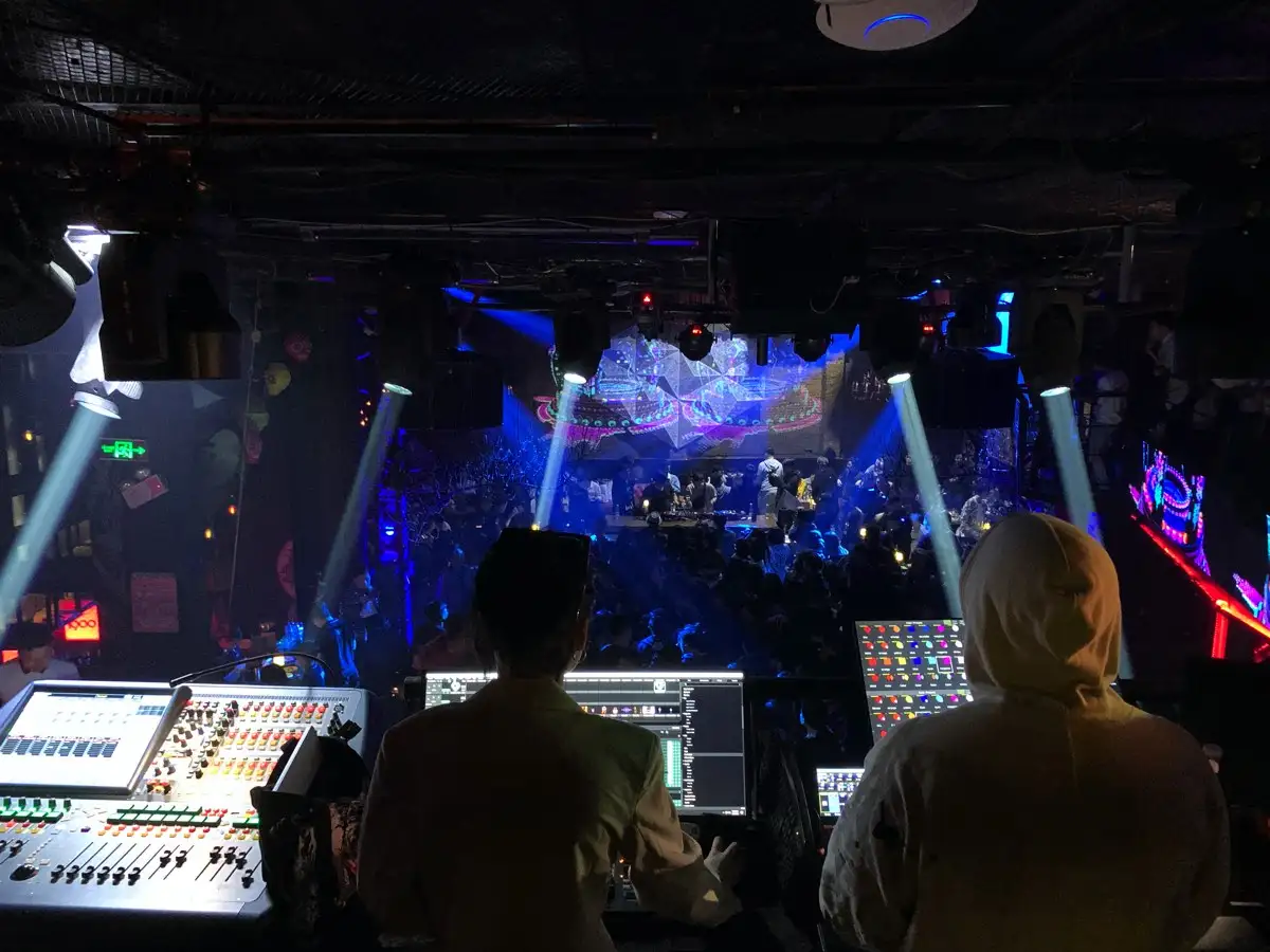 ナイトクラブ巡り