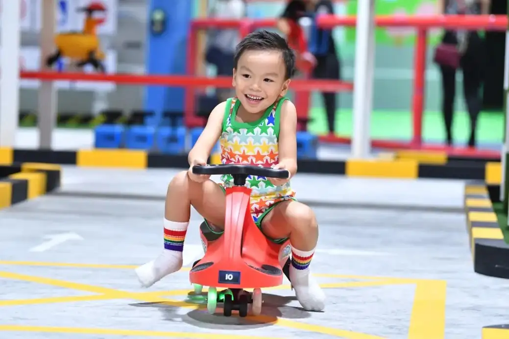 Zoom around on mini buses at Tayo circuit!
