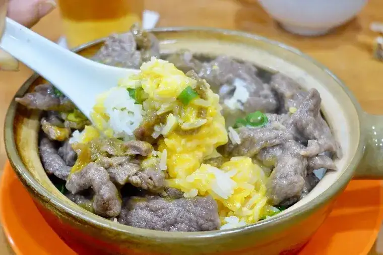 窩蛋牛肉煲仔飯