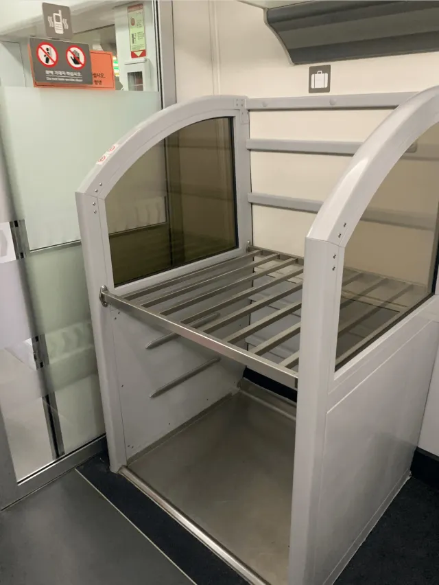 Baggage storage on a KTX train
