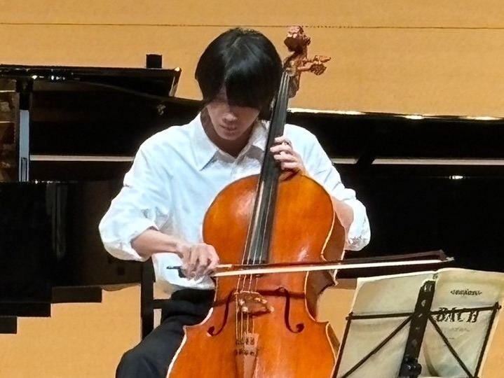 蓝田日暖玉生烟