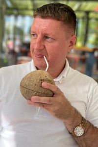 Владимир Мосунов 棕櫚草飯店優惠